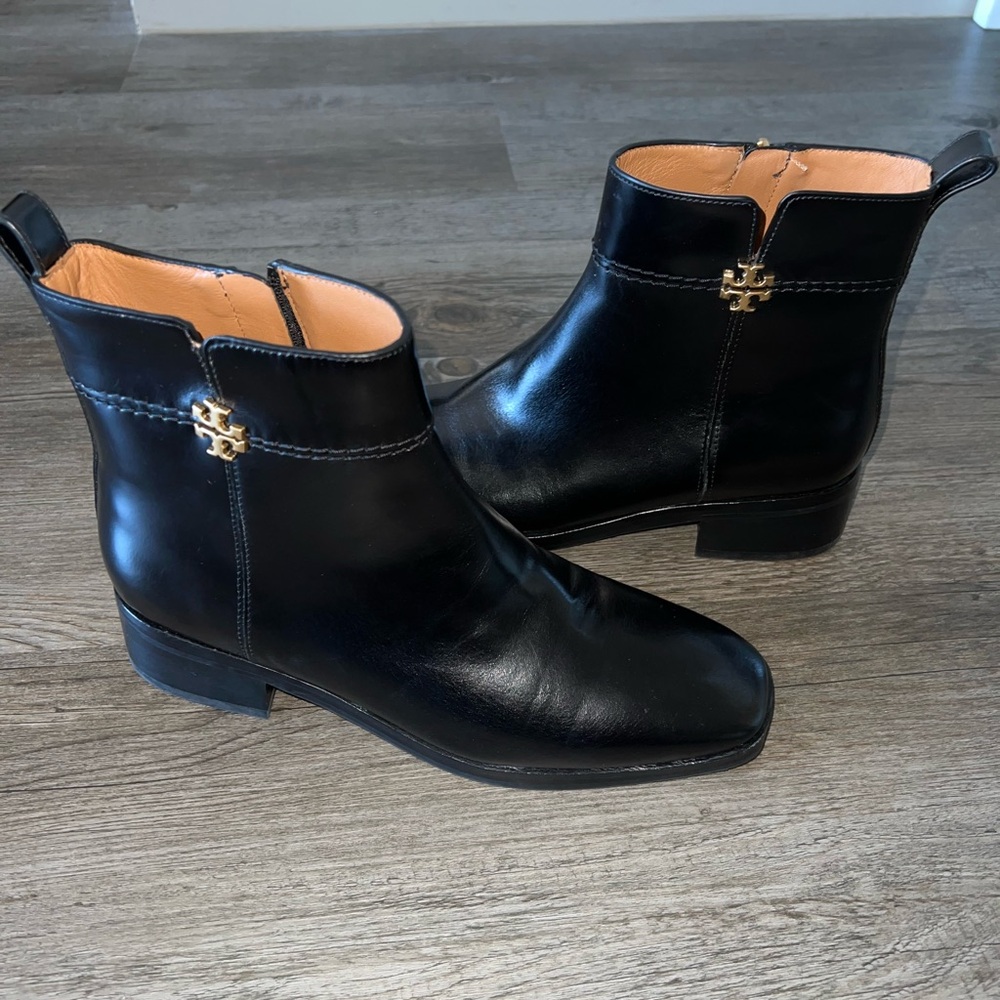 Tory Burch Everly Flat Logo Ankle Boots Sz 9